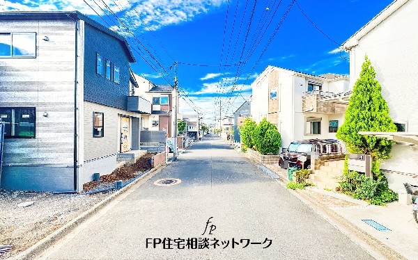 外観:前面道路含む現地外観写真