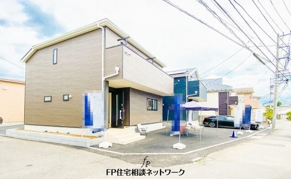 外観:前面道路含む現地外観写真