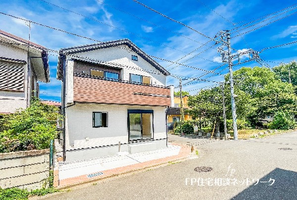 外観:前面道路含む現地外観写真
