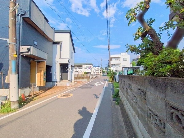 外観:前面道路含む現地外観写真