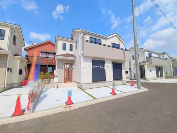 外観:前面道路含む現地外観写真