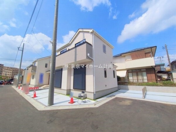 外観:前面道路含む現地外観写真