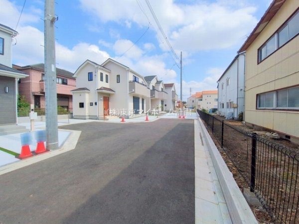 外観:前面道路含む現地外観写真