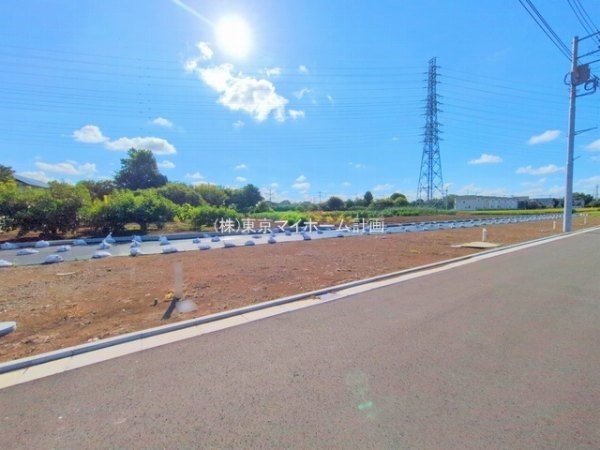 外観:前面道路含む現地土地写真
