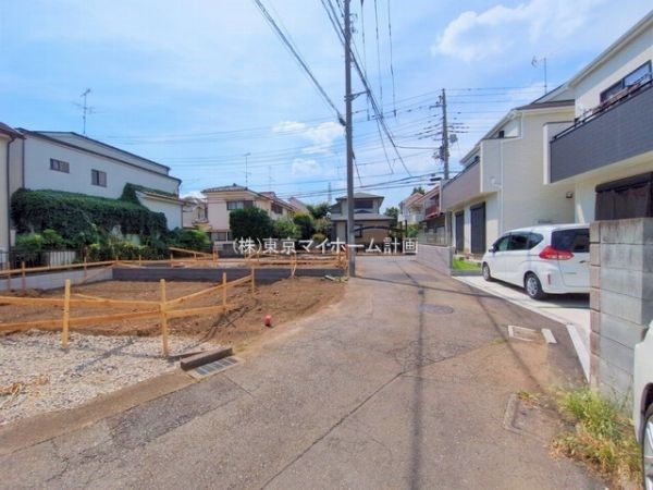 外観:前面道路含む現地土地写真