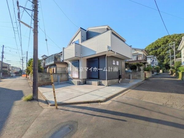 外観:前面道路含む現地外観写真