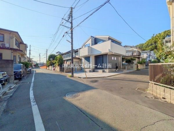 外観:前面道路含む現地外観写真