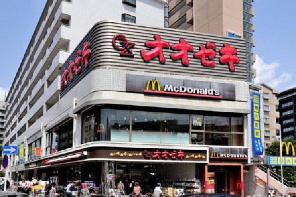 周辺環境:スーパーオオゼキつつじヶ丘店(普段からお手頃価格な上、頻繁に安売りを行うので、店内はいつも賑わっているスーパーです。)