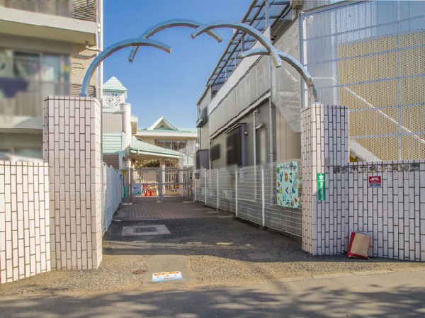 周辺環境:金子保育園(京王線つつじヶ丘駅より10分以内の立地なので通勤に便利であり、また大きな団地がそばに建っていて公園等も多くあります。)