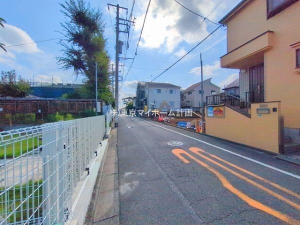 外観:前面道路含む現地外観写真