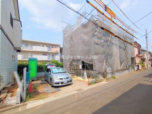 外観:前面道路含む現地外観写真（建築中）