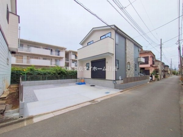 外観:前面道路含む現地外観写真