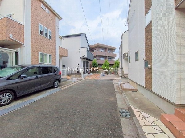 外観:前面道路含む現地外観写真