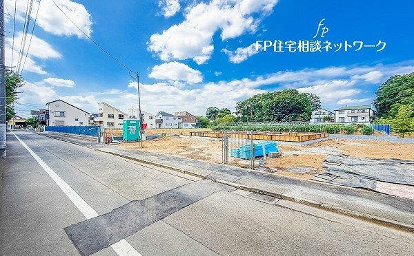 外観:前面道路含む現地土地写真