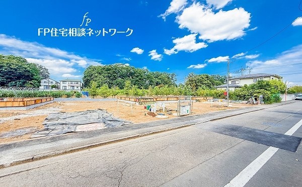 外観:前面道路含む現地土地写真