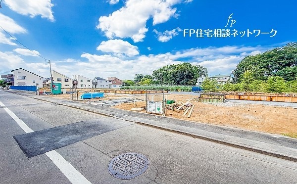 外観:前面道路含む現地土地写真