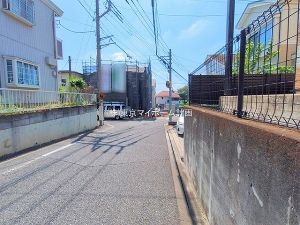 外観:前面道路含む現地外観写真（建築中）