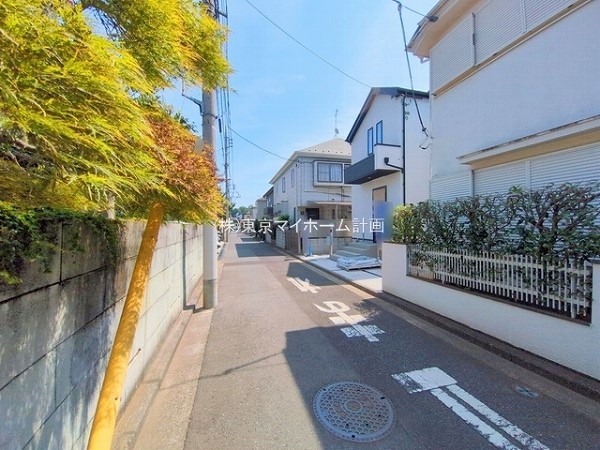 外観:前面道路含む現地外観写真