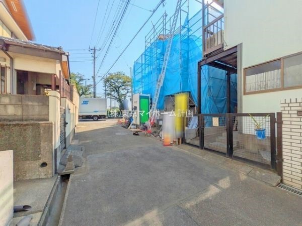 外観:前面道路含む現地外観写真（建築中）