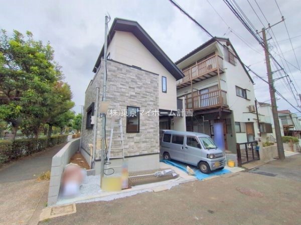 外観:前面道路含む現地外観写真