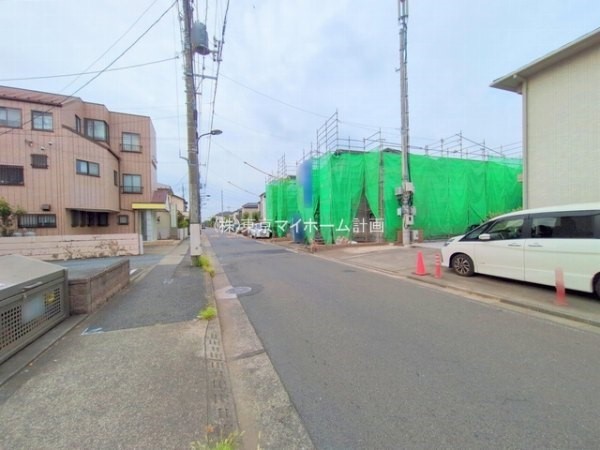 外観:前面道路含む現地外観写真（建築中）