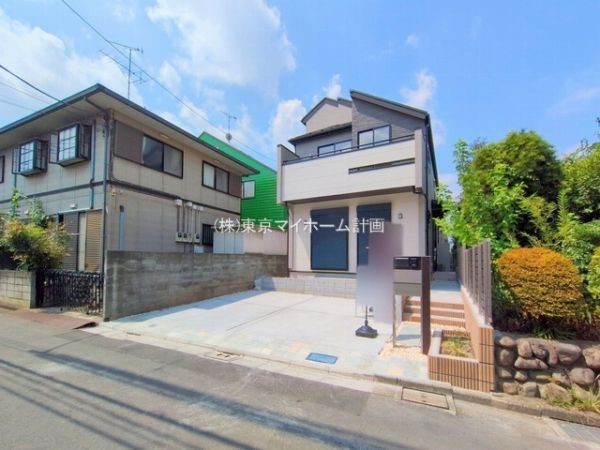 外観:前面道路含む現地外観写真