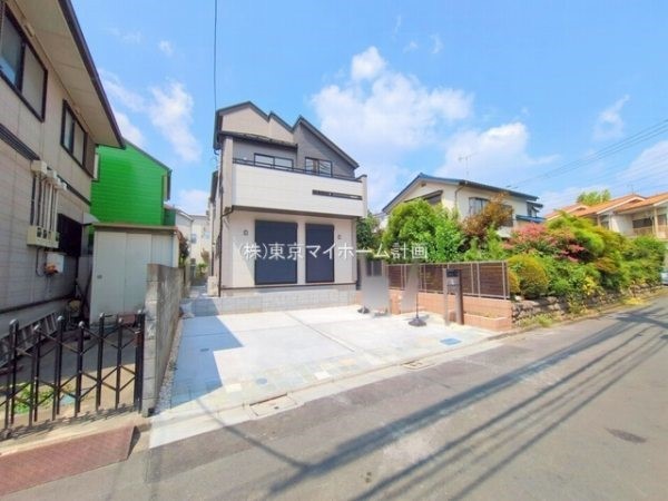 外観:前面道路含む現地外観写真