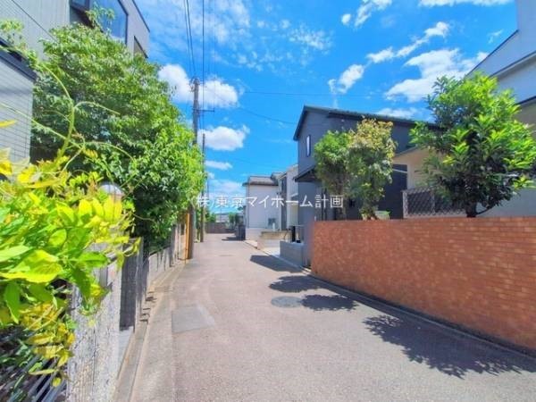 外観:前面道路含む現地外観写真