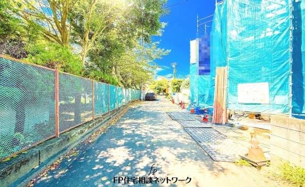 外観:前面道路含む現地外観写真(建築中)