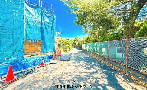 外観:前面道路含む現地外観写真(建築中)