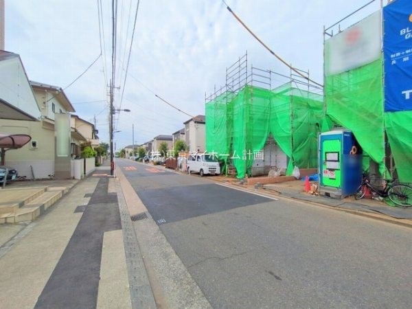 外観:前面道路含む現地外観写真（建築中）