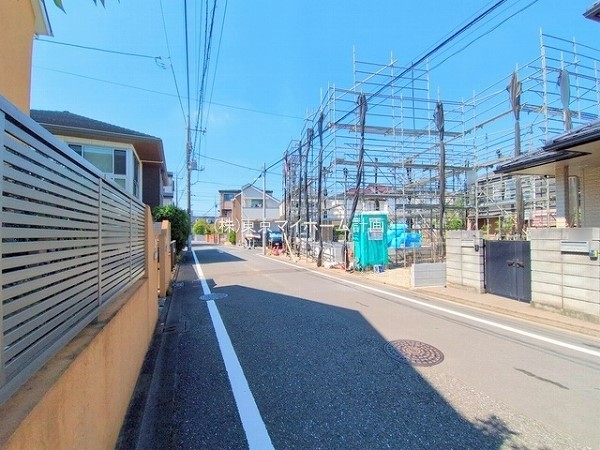 外観:前面道路含む現地外観写真(建築中)