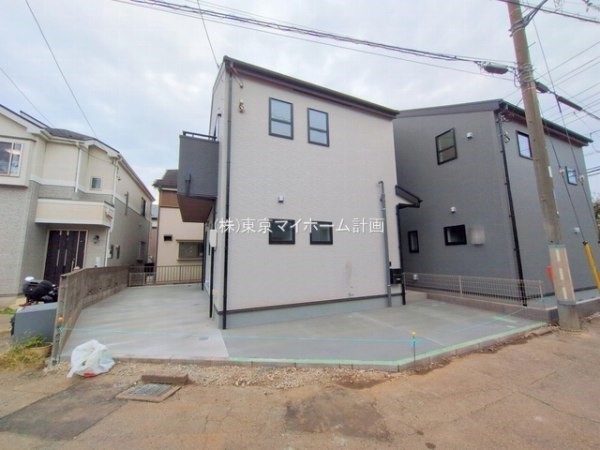 外観:前面道路含む現地外観写真