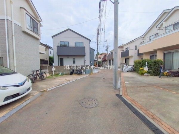 外観:前面道路含む現地外観写真