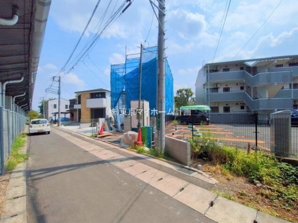 外観:前面道路含む現地外観写真（建築中）