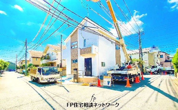 外観:前面道路含む現地外観写真