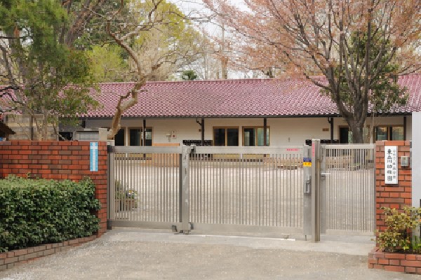 周辺環境:東立川幼稚園(毎日のお弁当は食を通じて保護者の愛情を感じとって成長してほしいためと、園生活の全ては園児ひとりひとりを大切にしたきめ細やかな配慮によるものです。)