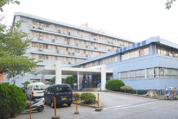 周辺環境:国家公務員共済組合連合会立川病院(「地域医療支援病院」の承認を受けており、地域の病院と連携をとり、地域医療を総合的にサポートしています。また市民講座も随時開催しており、地域住民の健康維持促進を見守ってくれています。)