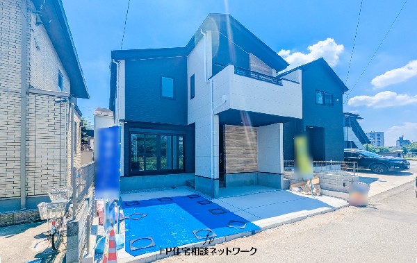 外観:前面道路含む現地外観写真