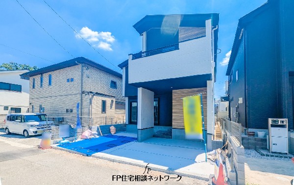 外観:前面道路含む現地外観写真