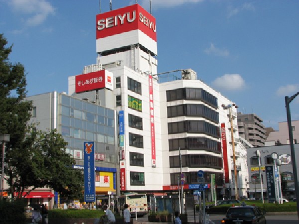 周辺環境:西友久米川店(衣料品や服飾雑貨、インテリア関連商品など幅広い品揃えのオールインワンで必要な物が取り揃えられるお店です。)