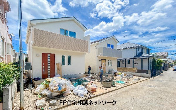 外観:前面道路含む現地外観写真
