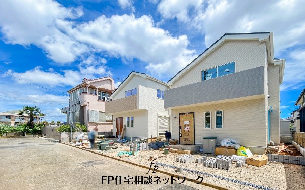 外観:前面道路含む現地外観写真