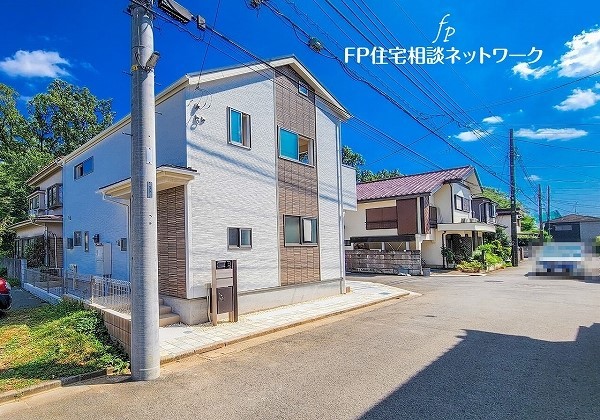 外観:前面道路含む現地外観写真