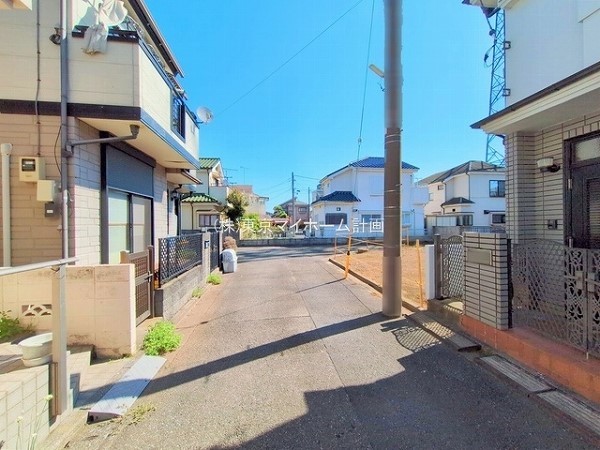 外観:前面道路含む現地土地写真