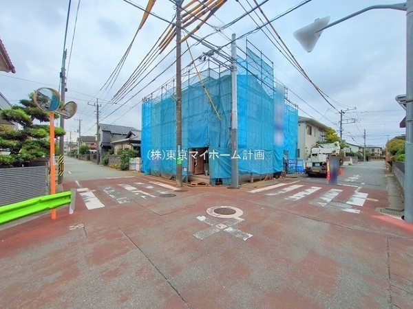 外観:前面道路含む現地外観写真（建築中）