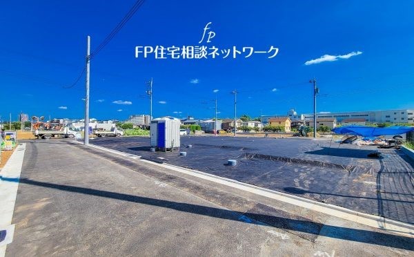 外観:前面道路含む現地土地写真