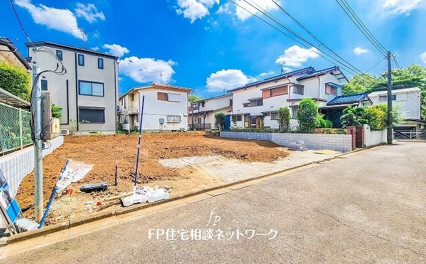 外観:前面道路含む現地土地写真