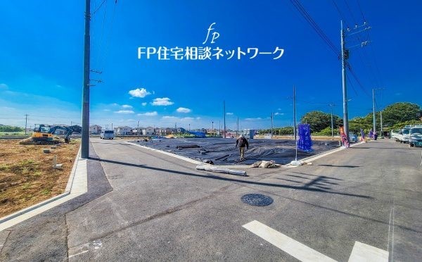 外観:前面道路含む現地土地写真