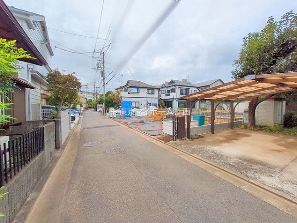 外観:前面道路含む現地外観写真（建築中）